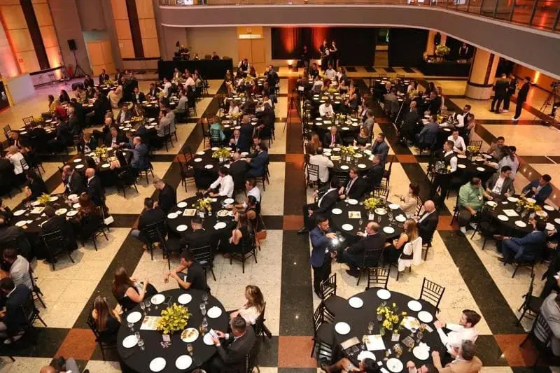 Salão repleto de convidados durante a cerimônia de premiação do Ranking INTEC das 100 Maiores Construtoras do Brasil 2025, com mesas organizadas e clima de celebração.