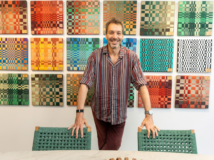 Francesco Maccapani Missoni em frente aos painéis coloridos da coleção Pentagramma, desenvolvidos para a Tidelli, na flagship store em Lisboa.