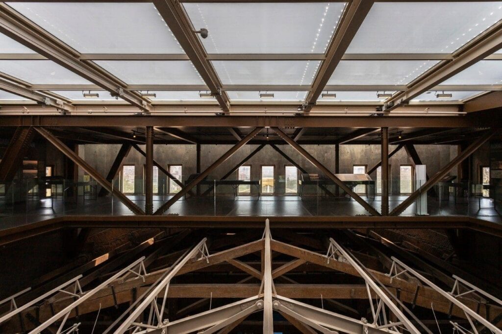 Estrutura metálica e cobertura de vidro SunGuard Guardian no interior do Museu do Ipiranga, destacando modernidade e proteção.