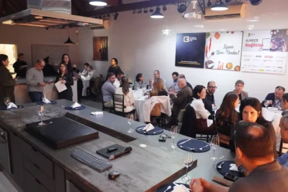 Participantes do 64° Almoço de Negócios do C3 reunidos em ambiente moderno, interagindo e trocando experiências em mesas redondas.
