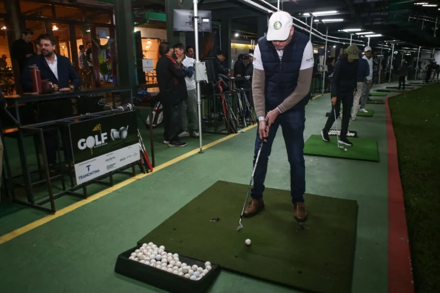 Líderes da construção civil participam do Torneio C3 Golf Experience em São Paulo, praticando tacadas em ambiente sofisticado e exclusivo, com ativações de marcas parceiras.