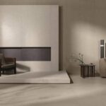 Ambiente contemporâneo com revestimento Kalks da Portobello, destacando tons neutros, textura elegante e mobiliário sofisticado.