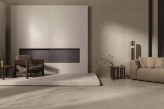 Ambiente contemporâneo com revestimento Kalks da Portobello, destacando tons neutros, textura elegante e mobiliário sofisticado.