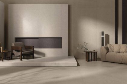 Ambiente contemporâneo com revestimento Kalks da Portobello, destacando tons neutros, textura elegante e mobiliário sofisticado.