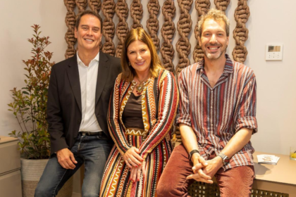 Marcello Anthony, Tatiana Mandelli e Francesco Maccapani Missoni sorrindo juntos durante a abertura da loja Tidelli em Lisboa, sentados em frente a um painel de cordas artesanais.