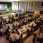 Cerimônia de premiação do Ranking INTEC das 100 Maiores Construtoras do Brasil 2024, com representantes das principais empresas do setor reunidos em um salão elegante.