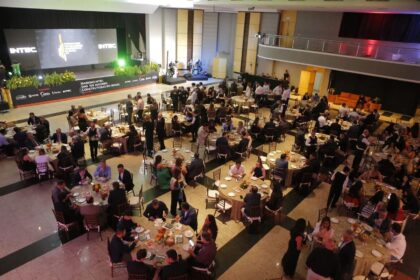 Cerimônia de premiação do Ranking INTEC das 100 Maiores Construtoras do Brasil 2024, com representantes das principais empresas do setor reunidos em um salão elegante.