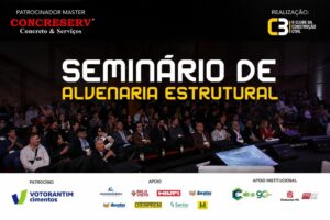 Auditório lotado com profissionais do setor da construção civil durante o Seminário de Alvenaria Estrutural, promovido pelo C3 – O Clube da Construção Civil, com destaque para o telão exibindo o nome do evento e logomarcas de patrocinadores e apoiadores.