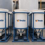 Silos retornáveis da Ibratin alinhados em área industrial, prontos para abastecimento de grandes obras na construção civil.