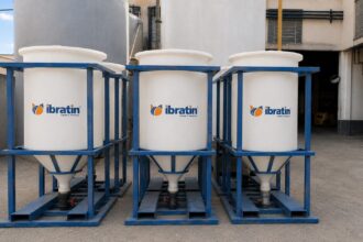 Silos retornáveis da Ibratin alinhados em área industrial, prontos para abastecimento de grandes obras na construção civil.