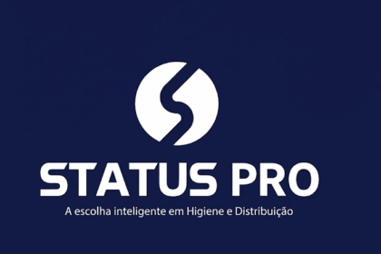 Logotipo da Status Pro com o slogan "A escolha inteligente em Higiene e Distribuição" sobre fundo azul escuro.