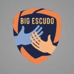 Logo do programa Big Escudo, com duas mãos estilizadas, uma azul e outra bege, se tocando dentro de um escudo laranja e azul, simbolizando proteção e união na luta contra a exploração infantil.