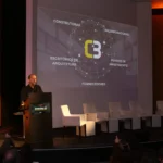 Rodolfo Zagallo apresenta a matriz de sucesso do hub de relacionamento C3 durante o Seminário de Alvenaria Estrutural, destacando a integração entre construtoras, incorporadoras, fundos de investimento, fornecedores e escritórios de arquitetura no setor da construção civil.