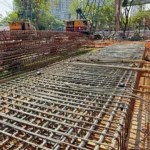 Armações técnicas de aço organizadas em canteiro de obras, prontas para aplicação em fundações de construção civil.