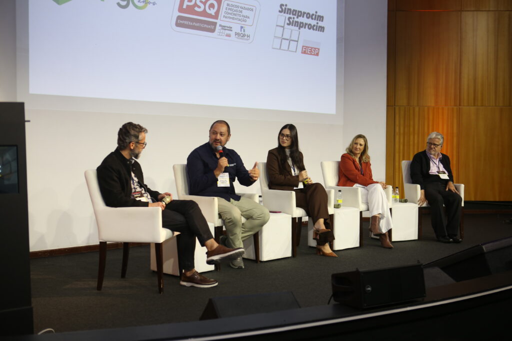 Painelistas e público interagem durante o Painel 2 do Seminário de Alvenaria Estrutural do C3, com destaque para a troca de experiências sobre industrialização da alvenaria estrutural no auditório do Milenium Centro de Convenções.