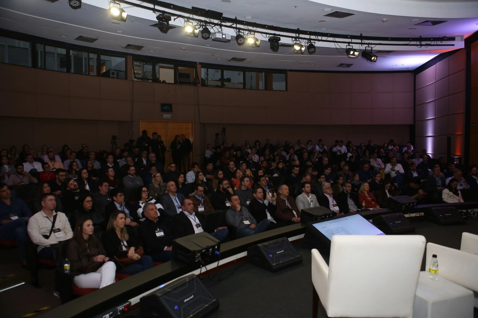 Auditório lotado com profissionais do setor da construção civil assistindo atentamente às palestras do Seminário de Alvenaria Estrutural do C3, no Milenium Centro de Convenções.