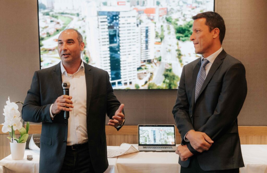 Mike La Rosa, autoridade na Flórida e prefacista do livro de Marcos Bigucci, posa sorridente durante o evento de lançamento de “The Business Behind the Buildings” em Orlando, em junho de 2026.