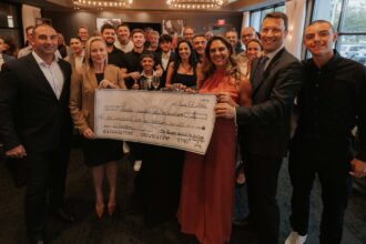 Lançamento do livro de Marcos Bigucci em Orlando, com destaque para a entrega simbólica de doação à Florida Guardian ad Litem Foundation, instituição que apoia crianças em situação de vulnerabilidade.