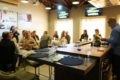 Profissionais da construção civil participam de momento de integração e networking durante o 66° Almoço de Negócios do C3, em ambiente moderno, com mesas redondas e apresentação ao vivo.