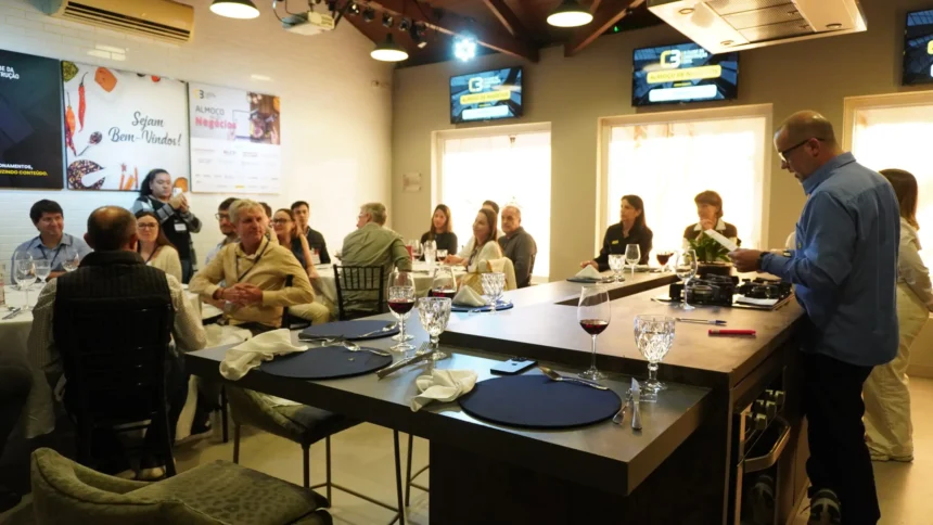 Profissionais da construção civil participam de momento de integração e networking durante o 66° Almoço de Negócios do C3, em ambiente moderno, com mesas redondas e apresentação ao vivo.