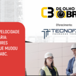Representantes da Tecnofas e do C3 posam no canteiro de obras do Praça Cerâmica, usando equipamentos de segurança e destacando a organização e profissionalismo no local.