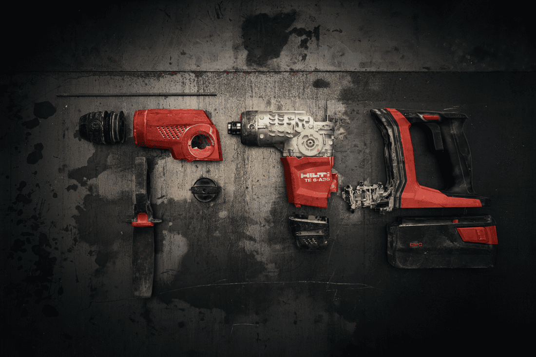 Foto: Hilti Brasil _Divulgação A circularidade, por exemplo, está entre as práticas da empresa ao utilizar o mínimo de matérias-primas e recursos naturais para a fabricação de novos produtos. Em termos de resultados, para se ter ideia, 27% dos materiais utilizados nas ferramentas Hilti são reciclados, sendo que em 2020, a empresa coletou 1,3 milhão de ferramentas usadas, baterias e acessórios, dos quais 81% foram reciclados para reutilização. A ação beneficia mais que o meio ambiente, mas também a sociedade e os negócios dos próprios parceiros. A liderança da Hilti não apenas demonstra sua responsabilidade com o planeta, mas destaca a importância de práticas semelhantes na construção civil como um todo, promovendo um futuro mais verde para a indústria. Mais detalhes podem ser conferidos na página oficial da Hilti