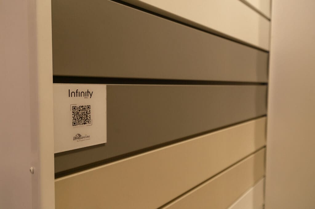 A linha Infinity Wall une a aconchegante estética dos painéis de madeira a um material muito mais resistente e sustentável em relação ao uso de madeira natural: o aço galvalume. 